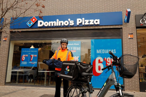 Domino's Pizza abre una nueva tienda en Barcelona y donará la recaudación del día a Cruz Roja.